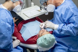 Près de 2300 familles valaisannes de condition économique modeste peuvent bénéficier, depuis le 1er janvier dernier, d’une aide financière pour le remboursement de leurs frais dentaires. (Photo d'illustration). KEYSTONE/JEAN-CHRISTOPHE BOTT